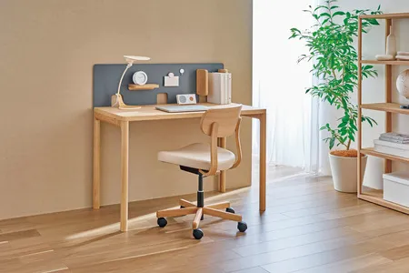 カリモク家具「SW8032ME（クリアネル）」 細身の丸脚・優しい丸みの天板・シンプルなオーク材デザインが特徴です。