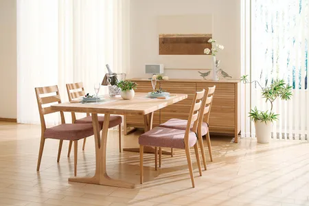 カリモク家具の軽やかでナチュラルテイストのダイニングシリーズ。 テーブル：CT6105E462 チェア：DU5310E909