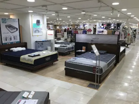 横浜高島屋7階インテリアスタジオで開催されるフランスベッドフェア会場。電動ベッドやマットレスをはじめ、多彩な寝具を比較しながら寝心地を体感できる展示風景。