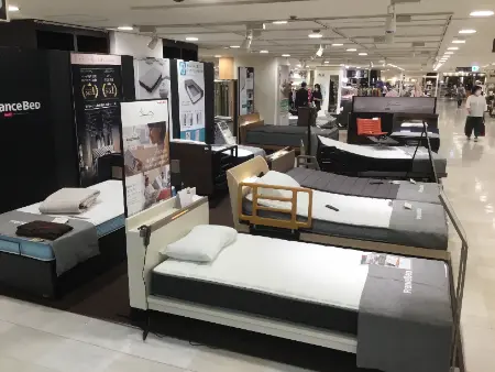 横浜高島屋7階インテリアスタジオで開催されるフランスベッドフェア会場。人気ベッドやマットレスをゆったりと見比べながら、自分に合った寝具選びができる展示スペース。