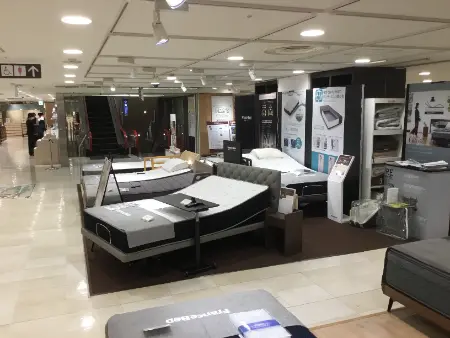 横浜高島屋7階インテリアスタジオで開催されるフランスベッドフェア会場。フランスベッドのベッドやマットレスを比較しながら、サイズや寝心地の違いを体感できる展示コーナー。