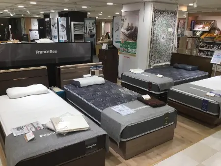 横浜高島屋7階インテリアスタジオで開催されるフランスベッドフェア会場。電動ベッドや寝姿勢サポートマットレスなど、多彩な寝具を実際に見て試せる展示スペース。