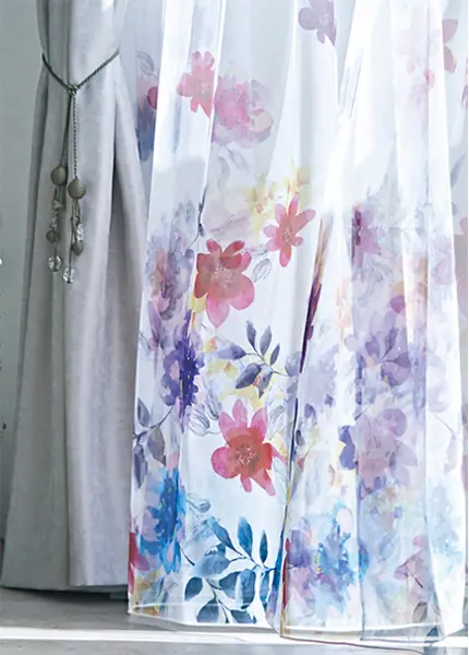 サンゲツ　SC8609　シアーカーテンの裾部分に水彩タッチの花柄をプリント。華やかなレースカーテン。