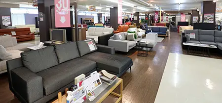 ルームズ大正堂 戸塚店　店内画像　ソファ・リビング